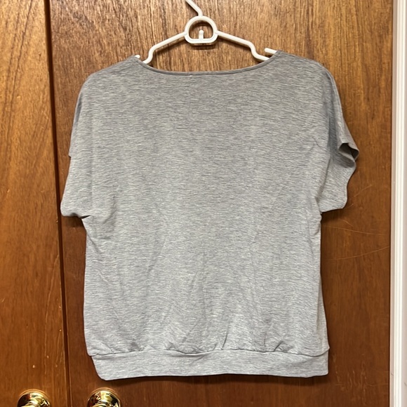 ◽️NINE WEST: Women’s size S, gray short sleeve v-neck, slightly cropped blouse◽️ - Picture 9 of 9